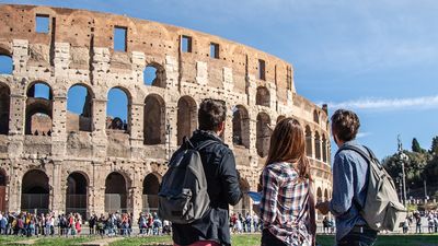 While attempting to climb a fence near the Colosseum, an American tourist fell and impaled himself on metal spikes.